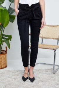 Femme avec pantalon noir