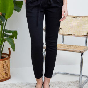 Femme avec pantalon noir