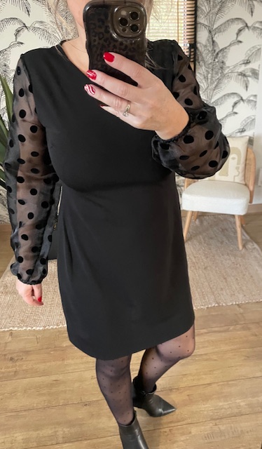 Robe courte noire à manches transparentes avec pois