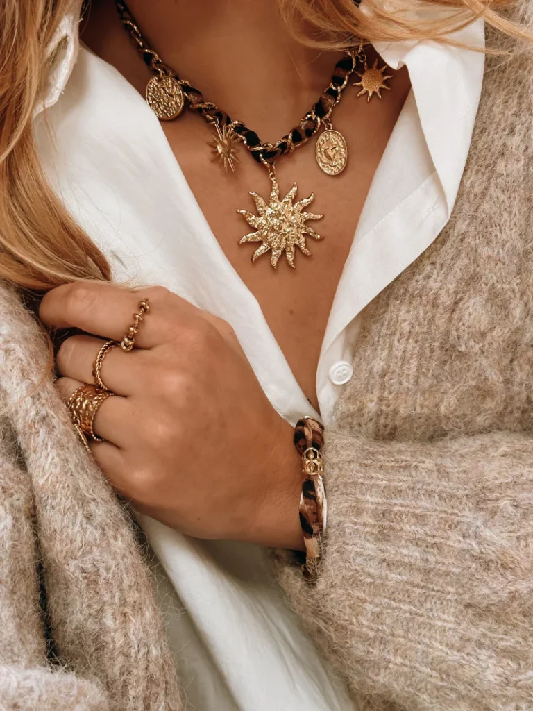 look avec bijou léopard