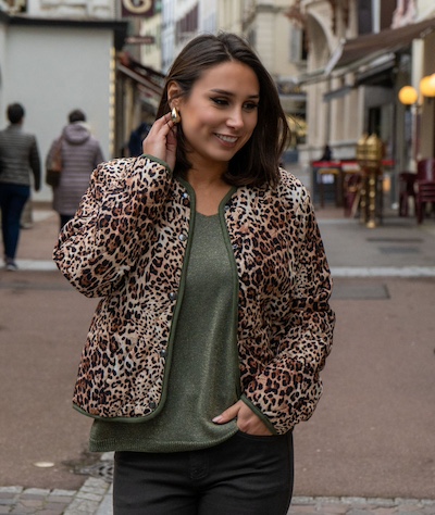 look avec veste léopard