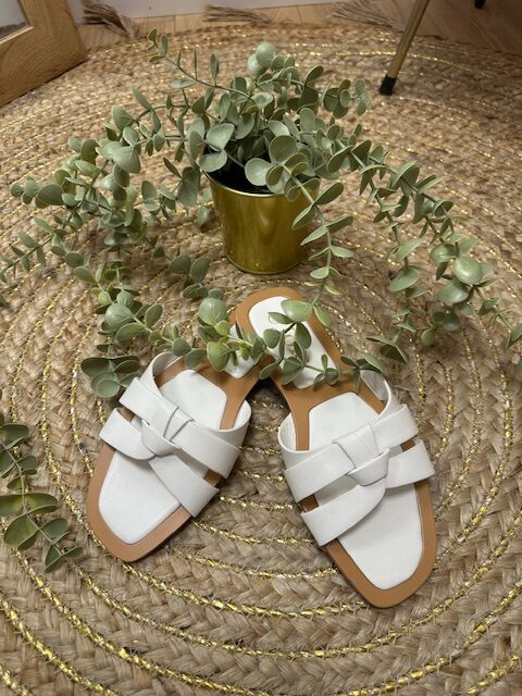 Sandales plates blanches femme