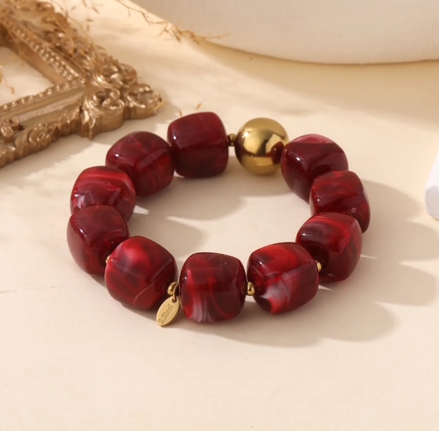 Bracelet en grosses perles bordeaux