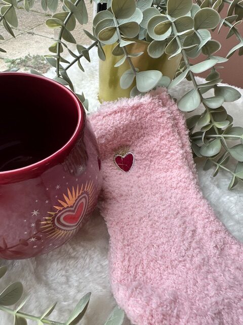 Coffret cadeau femme tasse et chaussettes roses avec coeur – Image 2