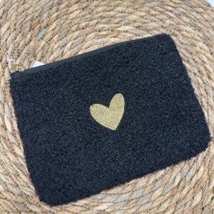 Pochette moumoute noire avec coeur doré