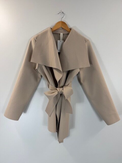 Veste courte beige ceinturée